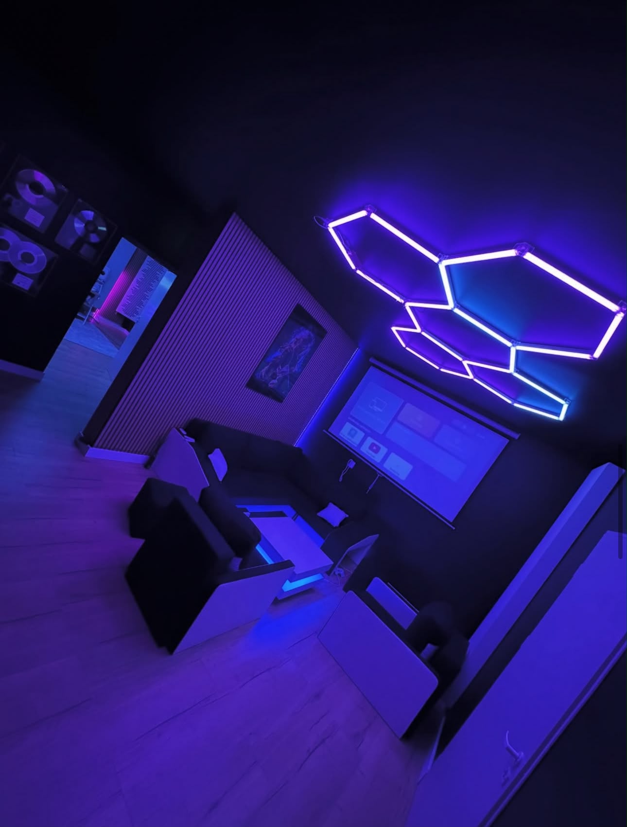 Chill room studia No Limits z kanapą i podświetleniem heksagonalnym